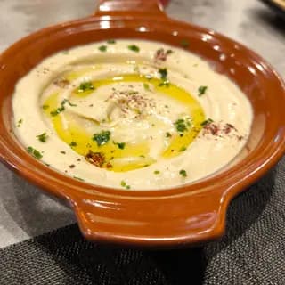 Bol de hommos servi avec du pain libanais