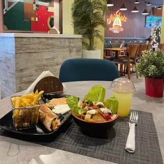 Menu Chawarma Complet avec frites, salade et citronnade