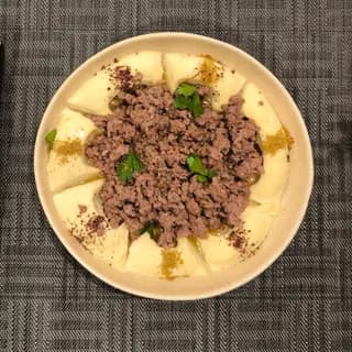 Hommos chaud garni de viande hachée