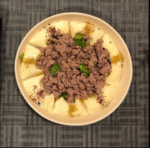 Hommos garni de viande hachée