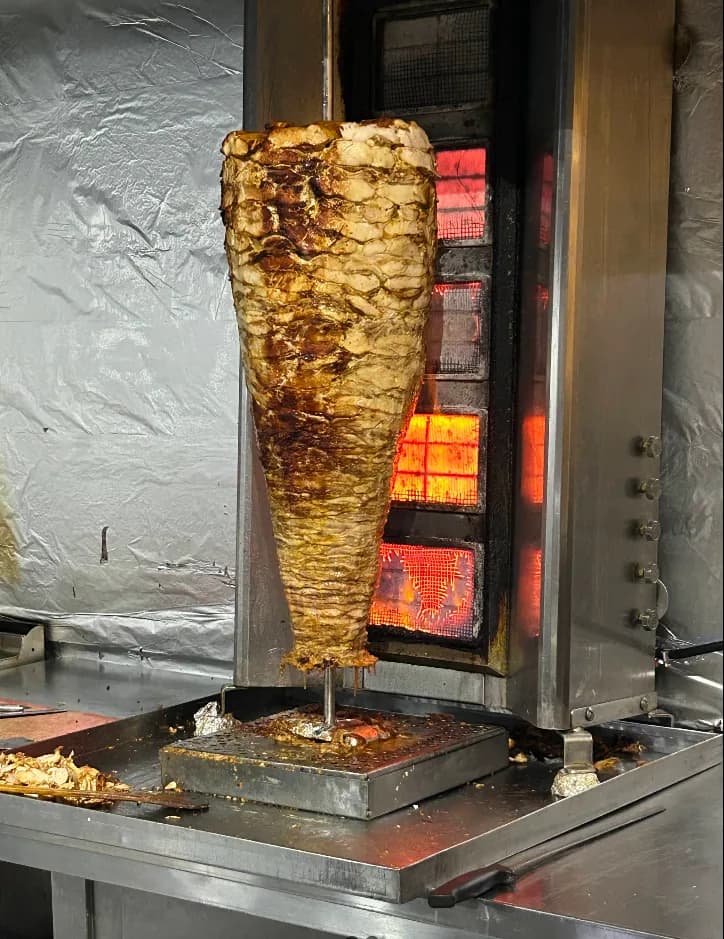 Broche de chawarma en cuisson
